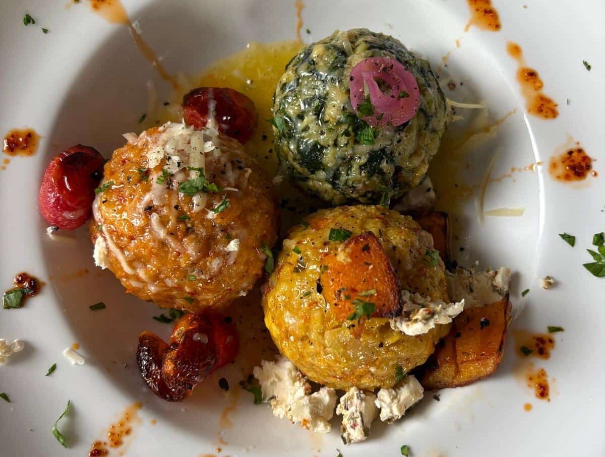 Handgerollte Semmelknödel mit Gemüse aus Anninas Küche im Weinbistro Erbes-Henn