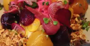 Geröstete rote und gelbe Bete mit Feta-Creme und Haselnüssen