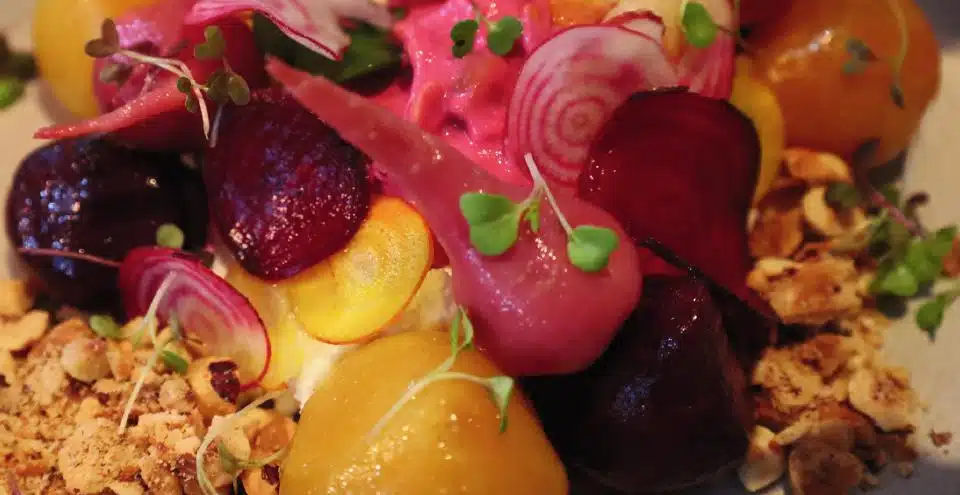 Geröstete rote und gelbe Bete mit Feta-Creme und Haselnüssen
